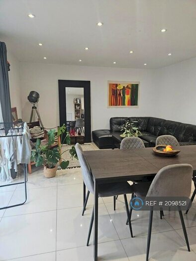 3 Bedroom Flat To Rent In Cosmos Apartments, London, E14