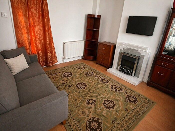 3 Bedroom Semi Detached House To Rent In Burns Close, Welling, DA16