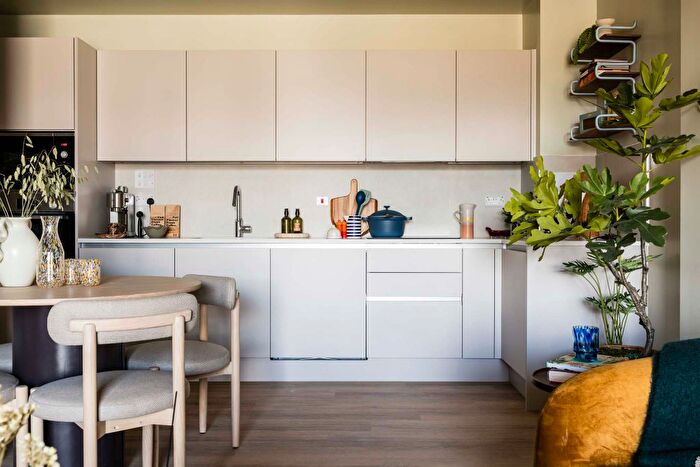 2 Bedroom Flat To Rent In Masonry Place, Hayes, UB3