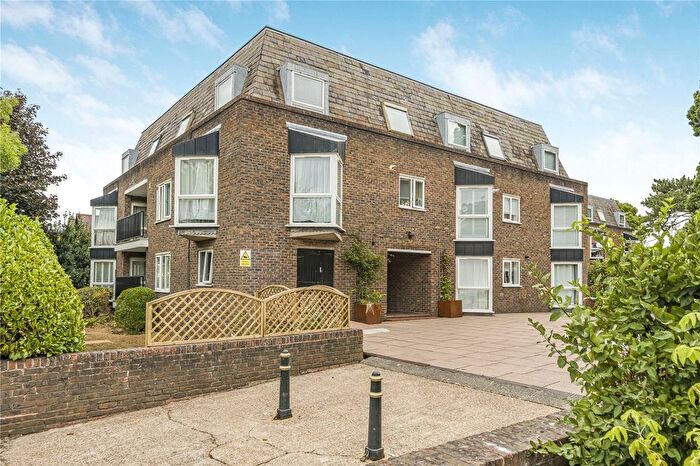 1 Bedroom Flat For Sale In Stoneydeep, Teddington, TW11