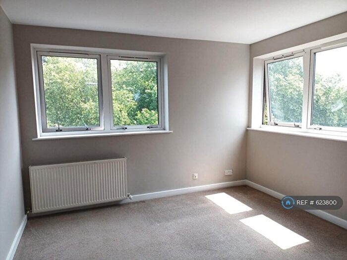 2 Bedroom Flat To Rent In St. Mary Le Park Court, London, SW11