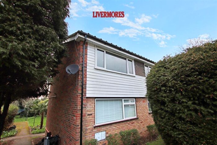 2 Bedroom Flat To Rent In Paddock Close, South Darenth, Dartford, DA4