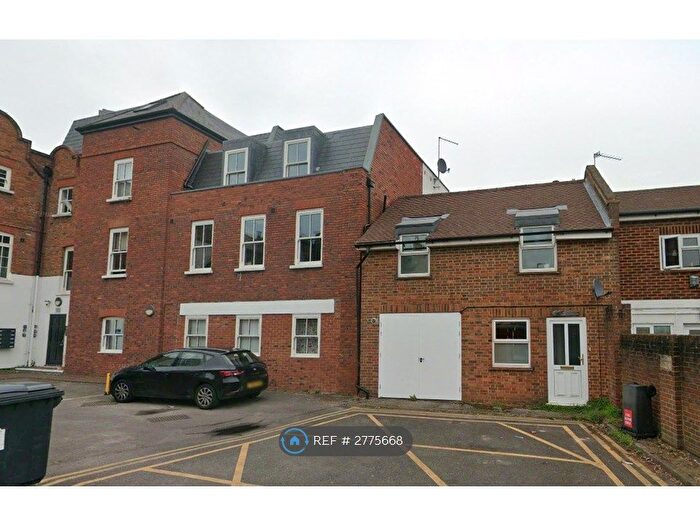 2 Bedroom Flat To Rent In Weybourne House, Chertsey, KT16