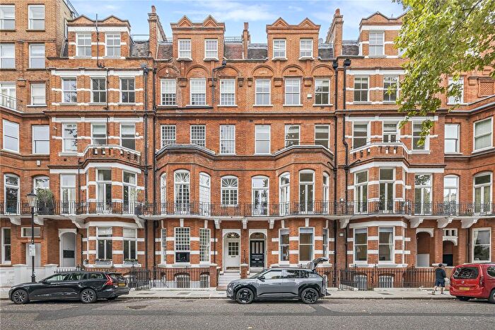 3 Bedroom Flat To Rent In Egerton Gardens, London, SW3