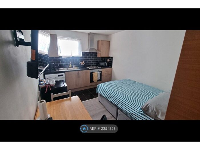 Studio To Rent In Walthamstow, London, E17