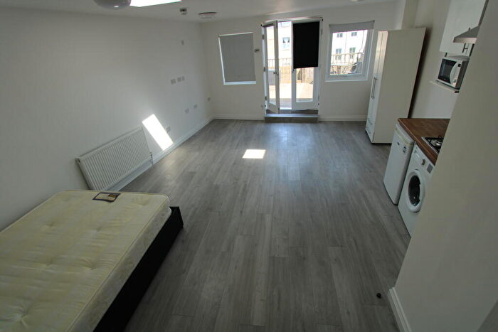 Studio To Rent In Walworth Road, Southwark, London, SE17