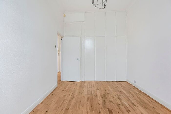 2 Bedroom Flat For Sale In Cromwell Road, Hove, BN3