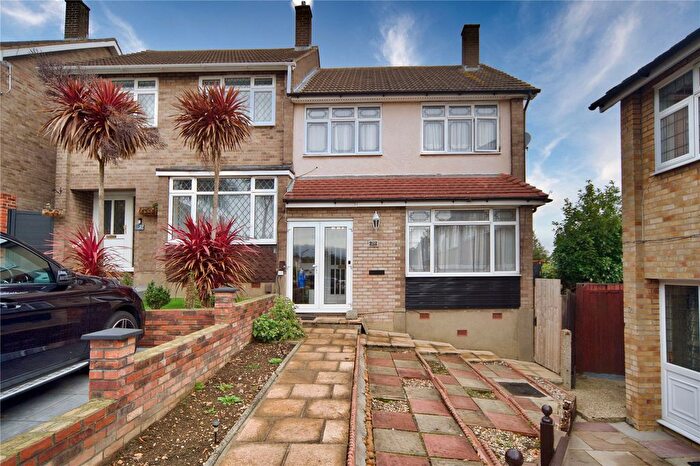 3 Bedroom End Terrace House For Sale In William Close, Romford, RM5