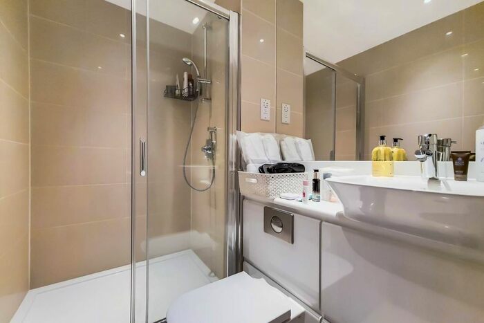 3 Bedroom Flat To Rent In John Donne Way, Greenwich, London, SE10