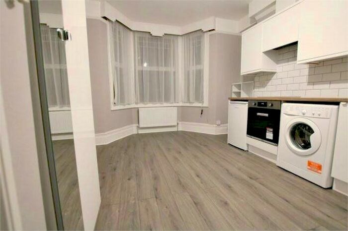 Studio To Rent In Melrose Avenue, London, NW2