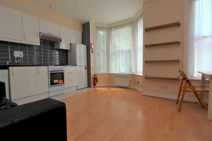1 Bedroom Flat To Rent In Sydney Road, Turnpike Lane, N8