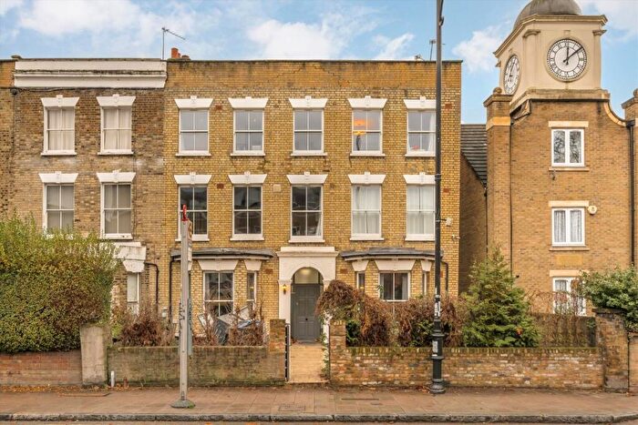 3 Bedroom Flat To Rent In Nunhead Lane, Nunhead, SE15