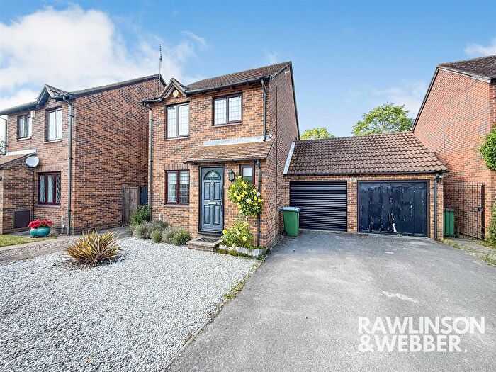 3 Bedroom Detached House To Rent In Kings Chase, East Molesey, KT8