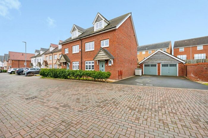 4 Bedroom Semi Detached House For Sale In Shackleton Grove, Leighton Buzzard, LU7