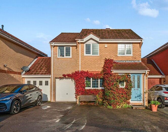 4 Bedroom Link Detached House For Sale In Kayak Close, Warsash, Fareham, Hampshire, SO31