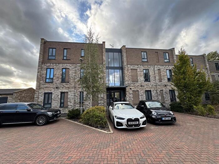 2 Bedroom Flat To Rent In Green Close, Brookmans Park, AL9