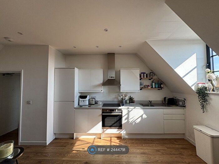 1 Bedroom Flat To Rent In Montclair House, Chichester, PO19