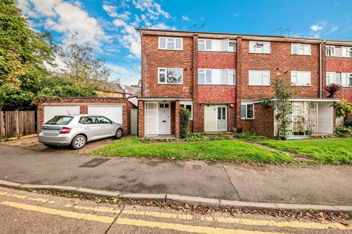 2 Bedroom House To Rent In South Terrace, Surbiton, KT6