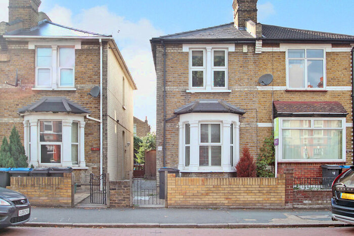 3 Bedroom Semi-Detached House To Rent In Villiers Road, Kingston Upon Thames, KT1