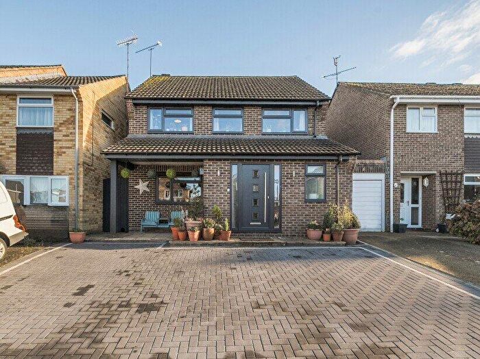 4 Bedroom Link Detached House For Sale In Chestnut Avenue, Faringdon, Oxfordshire, SN7