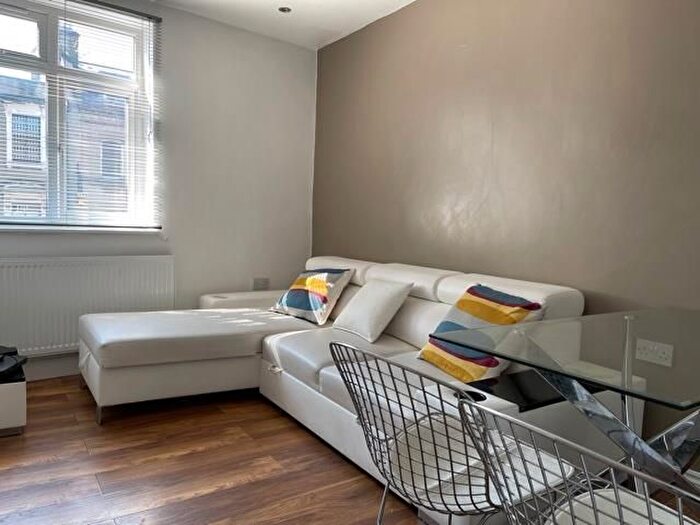2 Bedroom Flat To Rent In Bethnal Green Road, London, E2