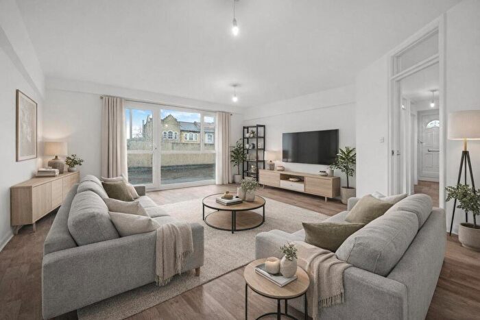 3 Bedroom Apartment For Sale In East End Road, East Finchley, London, N2