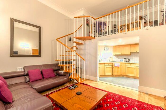 2 Bedroom Flat To Rent In Rosebery Avenue, Finsbury, London, EC1R