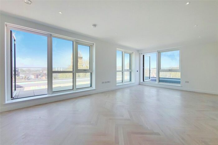 3 Bedroom Flat To Rent In Rothesay House, Glenthorne Road, Sovereign Court, Hammersmith, London, W6