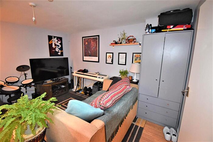 1 Bedroom Flat To Rent In High Street, Chesham, HP5