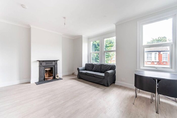 3 Bedroom Flat To Rent In Larch Road, Cricklewood, London, NW2