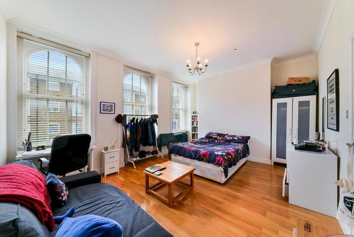 3 Bedroom Flat To Rent In Surrey Square, SE17