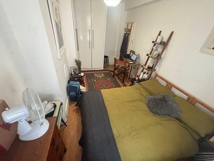 3 Bedroom Flat To Rent In Bedroom Flat, Swan Mead, SE1