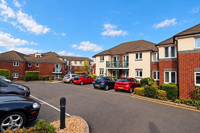 1 Bedroom Flat For Sale In Kenilworth Gardens, West End, SO30