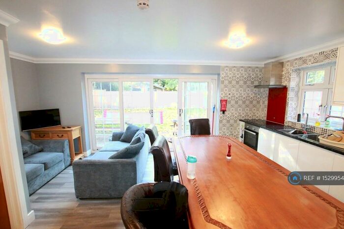 6 Bedroom Terraced House To Rent In Shinfield Road, Reading, RG2