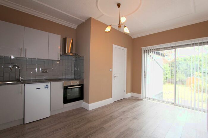 Studio To Rent In Hallswelle Road, London, NW11