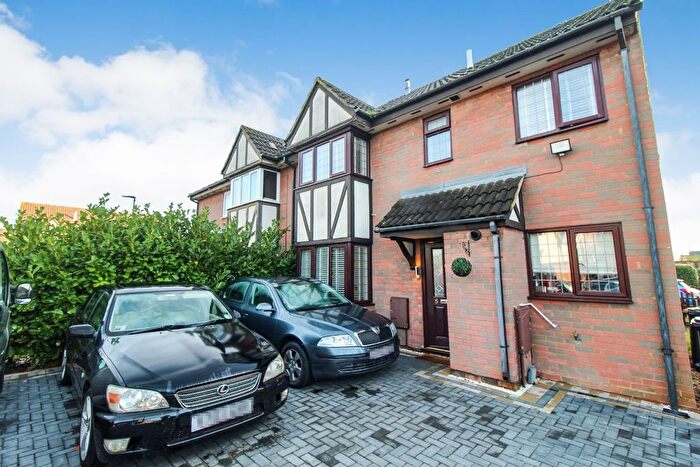 2 Bedroom Detached House To Rent In Queensbury Close, Bedford, MK40