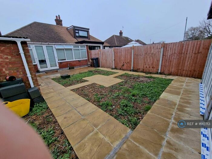 4 Bedroom Bungalow To Rent In Chadville Gardens, Romford, RM6