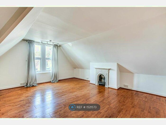 2 Bedroom Flat To Rent In Croham Hurst, South Croydon, CR2