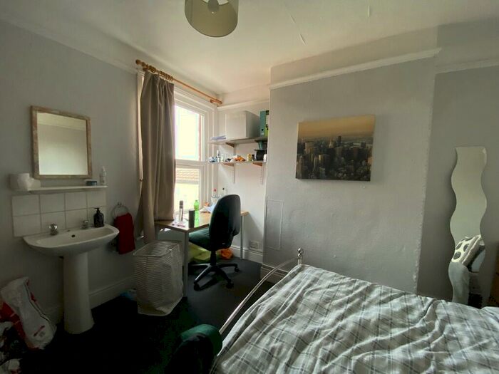 7 Bedroom Semi-Detached House To Rent In Richmond Gardens, SO17