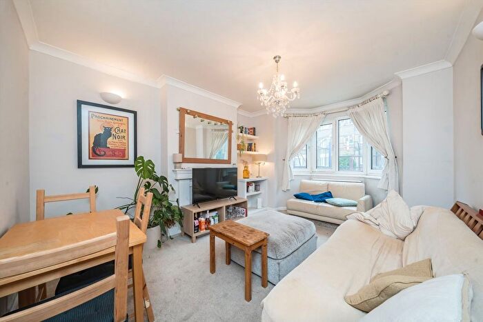 3 Bedroom Flat To Rent In Tooting Grove, Tooting, SW17