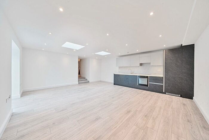 2 Bedroom Flat To Rent In Wray Park Road, Reigate, RH2