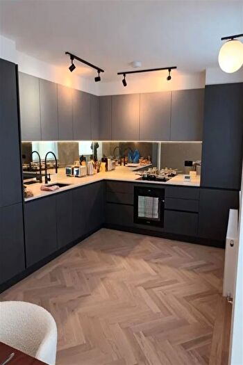 3 Bedroom Flat To Rent In Poet Mansion, Shakespeare Road, Mill Hill, NW7