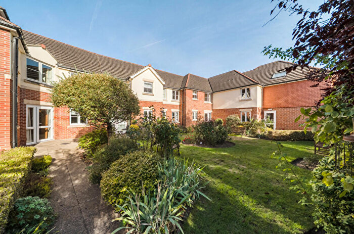 2 Bedroom Apartment For Sale In Guildford Road, Lightwater, Surrey, GU18