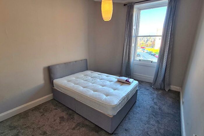 2 Bedroom Flat To Rent In Comiston Road, Morningside, Edinburgh, EH10