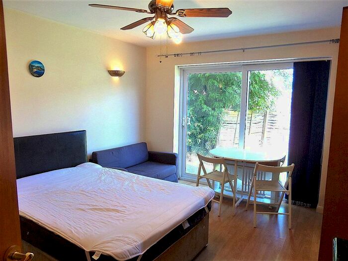 Studio To Rent In Botwell Common Road, Hayes, UB3