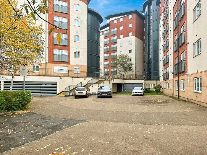 2 Bedroom Flat For Sale In Aspects Court, Slough, Berkshire, SL1