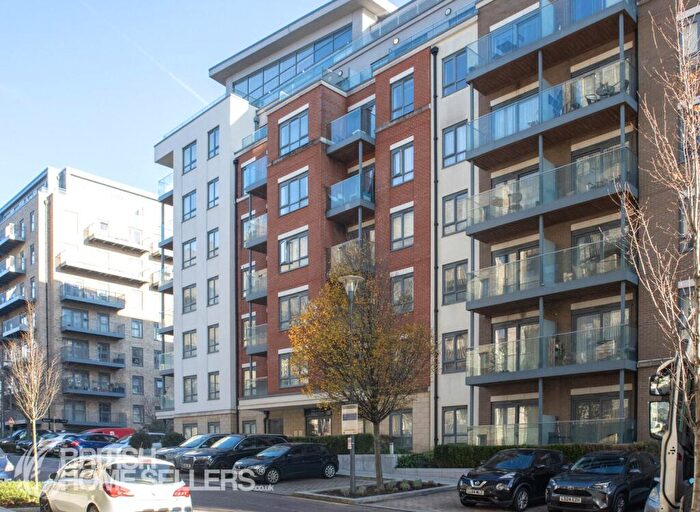 2 Bedroom Apartment For Sale In East Drive, London, NW9