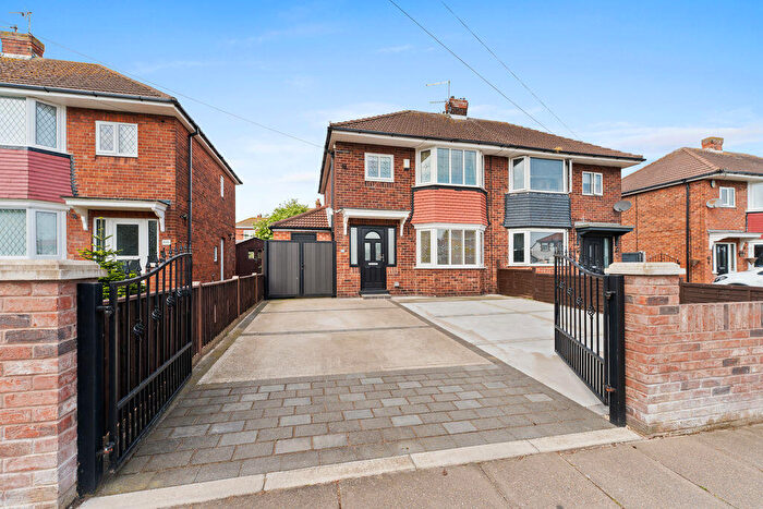 3 Bedroom Semi Detached House For Sale In Weelsby Avenue, Grimsby, DN32