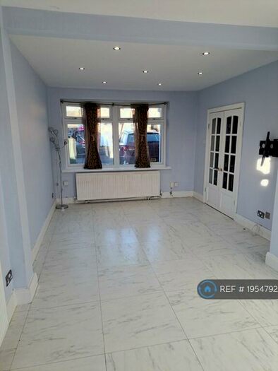 3 Bedroom Terraced House To Rent In Pemberton Road, Slough, SL2