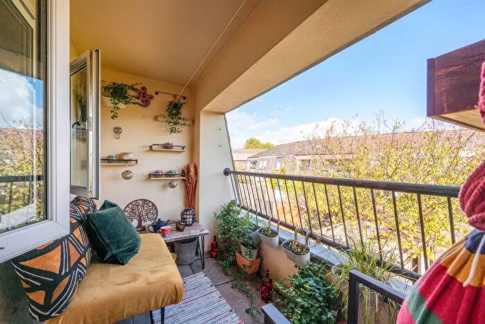 1 Bedroom Flat For Sale In Woburn Close, Wimbledon, SW19